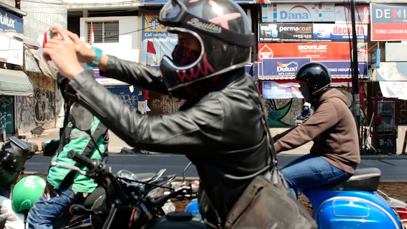 Seguridad Vial en Moto: Equipo Esencial para Motociclistas Colombianos (2026)